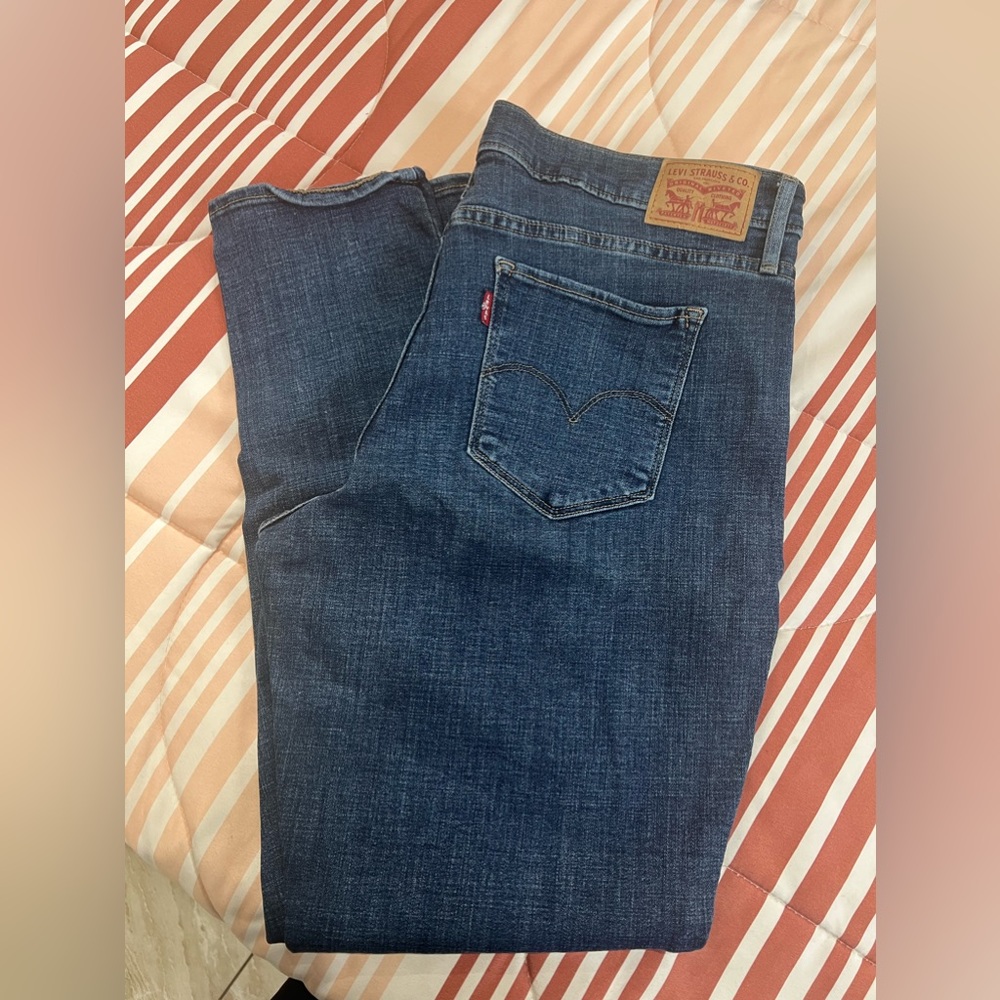 Levi’s 311 Shaping Skinny (Medium Wash)